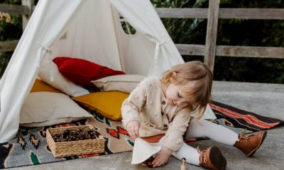 Barn leger udenfor telt