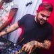 Dj spiller til fest på hans dj pult