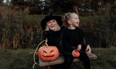 Barn er klædt ud som heks med græskar