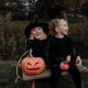 Barn er klædt ud som heks med græskar