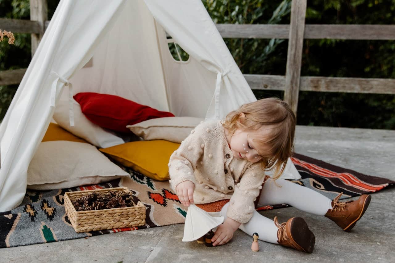 Barn leger udenfor telt
