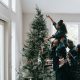 Familie hjælper hinanden med at hænge julestjerne op